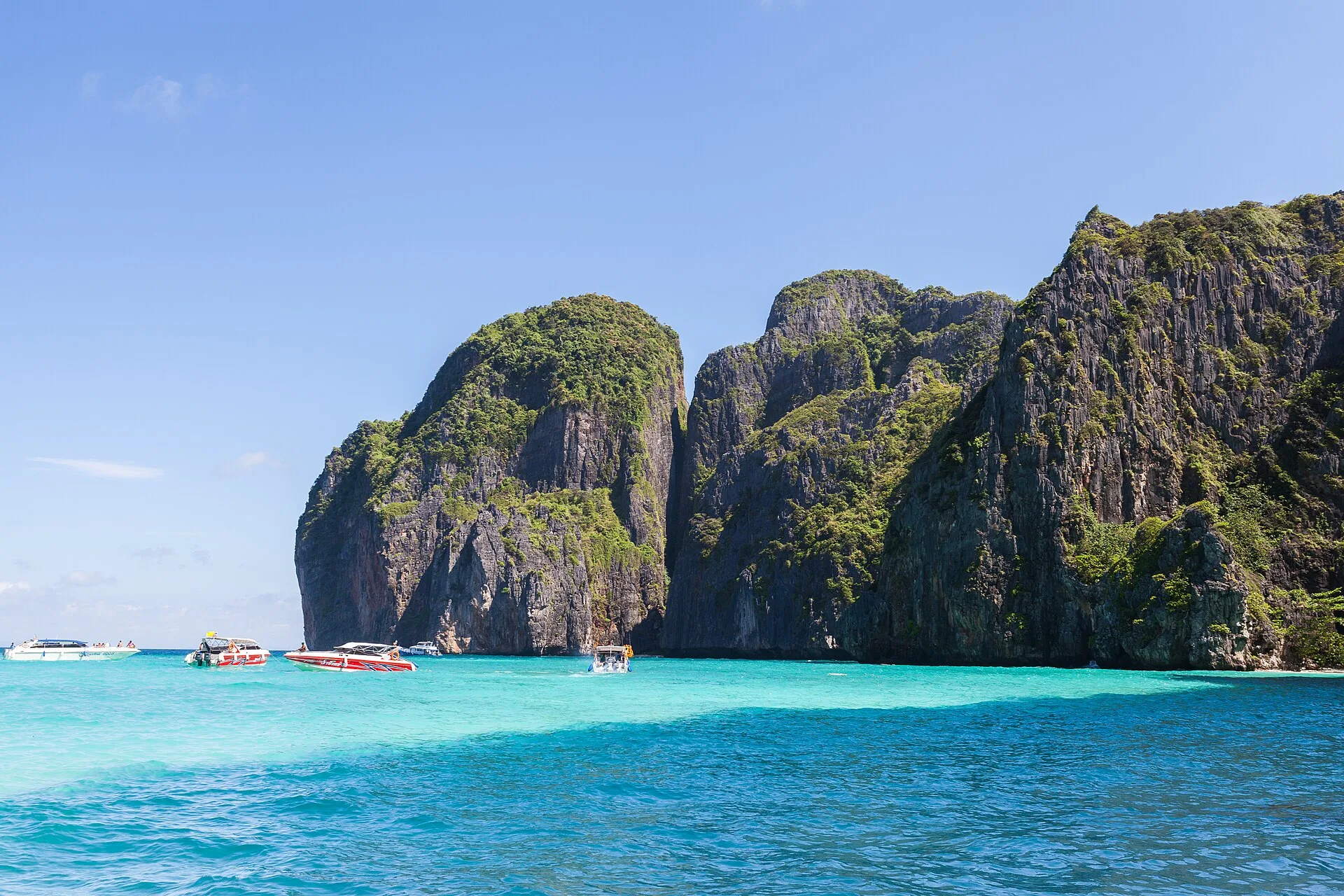 Maya Bay, Phi Phi Leh (photo: Diego Delso, CC BY-SA 3.0)