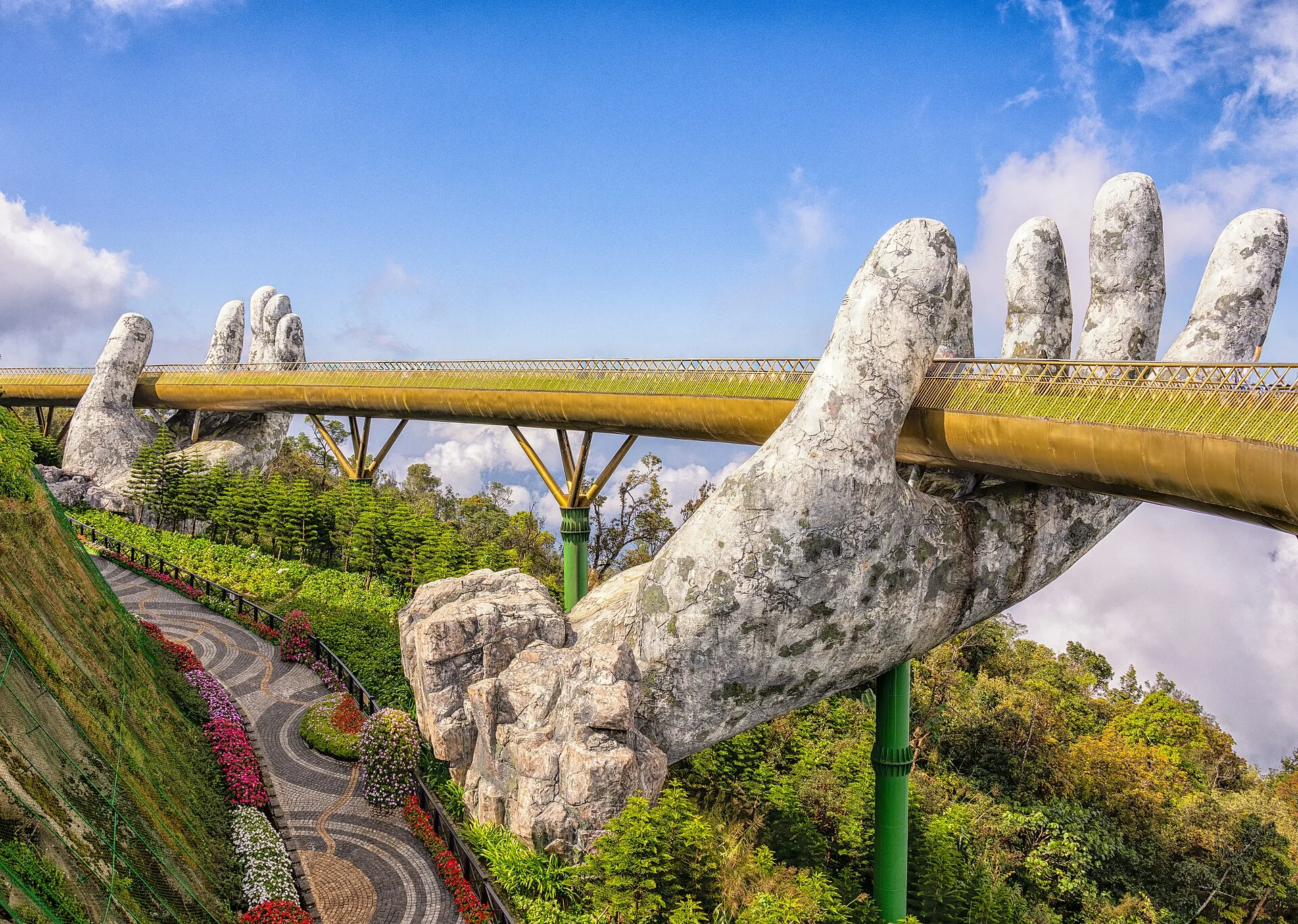The Golden Bridge, Ba Na Hills (photo: Ray in Manila, CC BY 2.0)