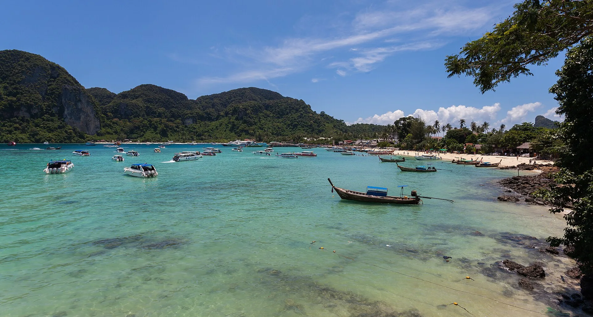 Ton Sai Bay, Phi Phi Don (photo: Diego Delso, CC BY-SA 3.0)