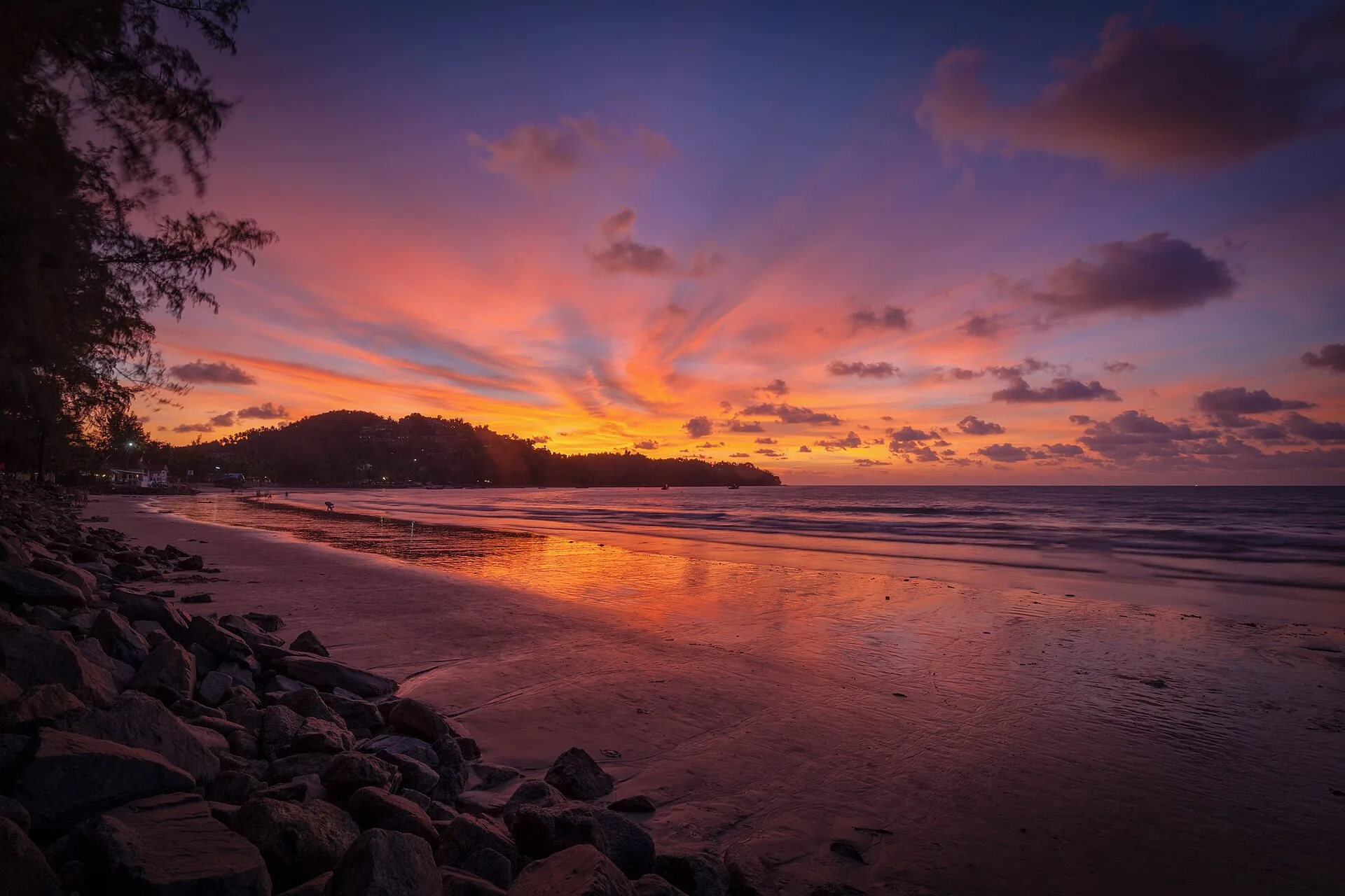 Sunset at Bang Tao Beach, Phuket (photo: Anton Zelenov, CC BY-SA 4.0)