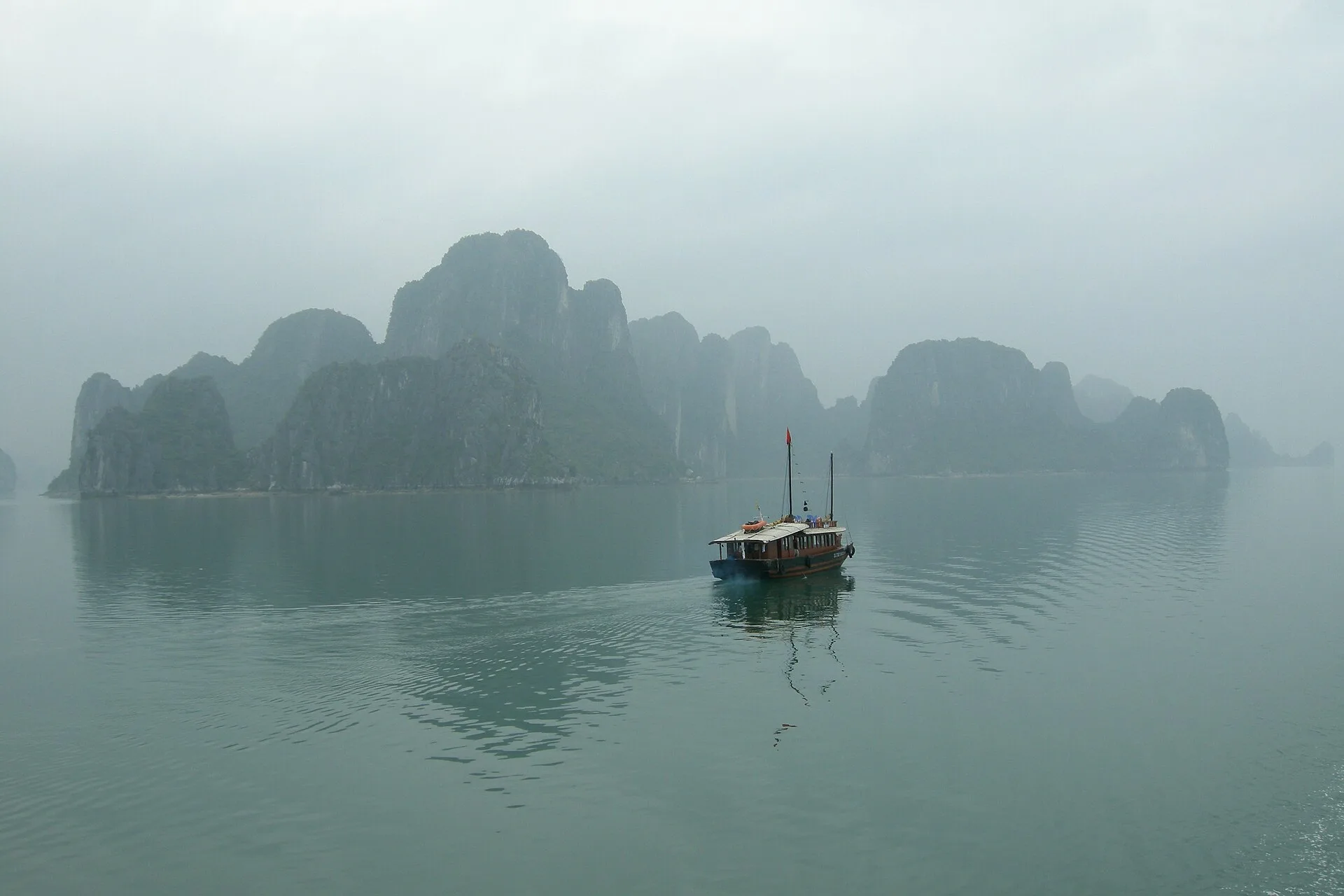 Junk boat in Ha Long Bay (photo: Vyacheslav Argenberg, CC BY 4.0)